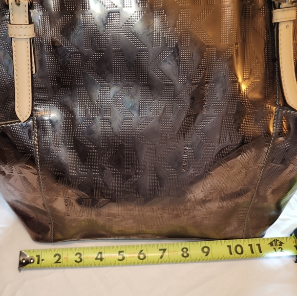 Michael Kors Metallic bag. - Picture 6 of 7